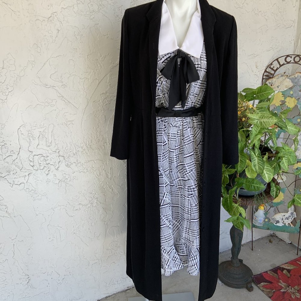 VTG Versatile Geometric B & W LADY CAROL of NY